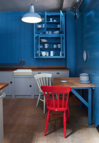 Again, the British have some of the most simple yet beautiful designs for kitchens. Of course as much as I love the red chair, it is the beautiful blue that I am drawn to in this display kitchen.