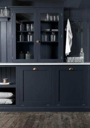 What is it about British kitchen design? This just makes my heart sing.... so beautiful. Too dark for our kitchen, but so inspiring. I love the dark cabinets, and again with that brass hardware! 