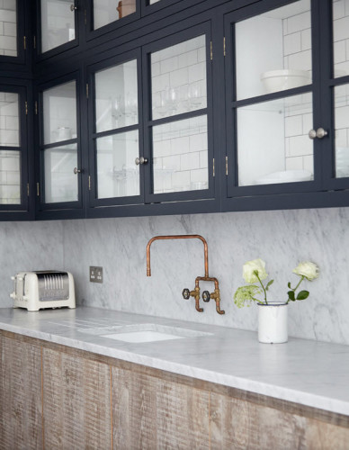 Again, leave it to the British to design truly beautiful kitchens. Aside from the amazing marble countertop, I am completely gobsmacked at the amazing idea of using subway tile on the inside back of the cabinets. so brilliant! 