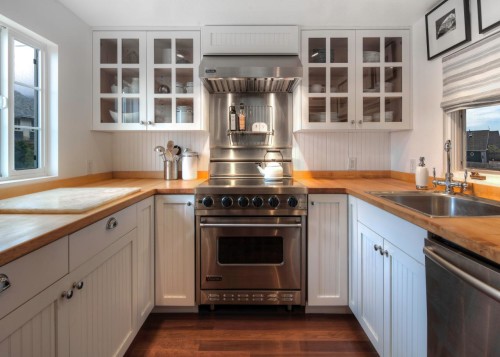 Stainless steel backsplash behind the range. I posted this image a month ago when I blogged about Finding a Unicorn in the Hood. At the time, I was thinking stainless steel was the right choice to go behind the stove. [Source: Hyde Evans Design]